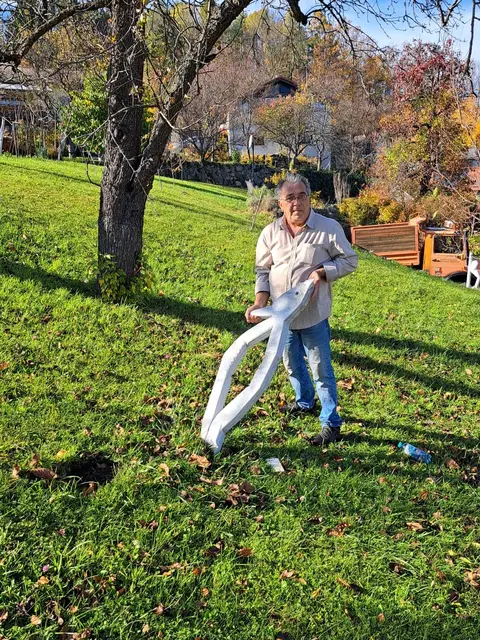 Haydar Celik bei einem seiner zerstörten Werke. | Foto: privat
