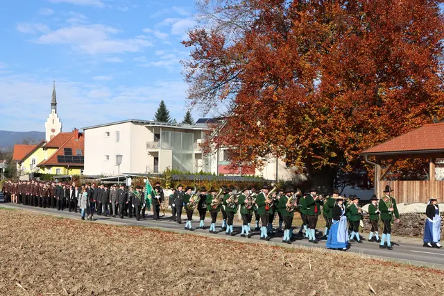 Ein beeindruckend langer Zug bewegt sich zum Friedhof | Foto: Gerhard Langmann