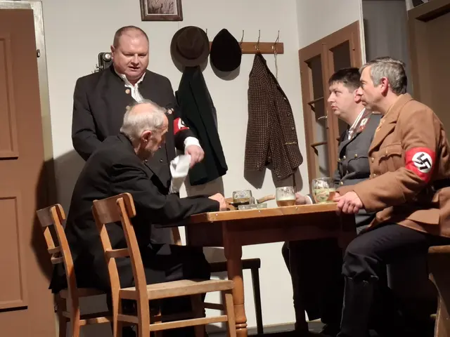 Bei der Premiere des Stücks „Kein schöner Land“ von Felix Mitterer gab es Standing Ovations, höchstes Lob und Gratulationen für die Regisseurin Heidi Gumpenberger. Die Theatergruppe St. Thomas setzt mit dieser Darbietung einen kulturellen Meilenstein.  | Foto: Zinterhof