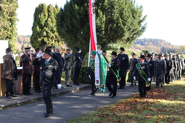 Defilierung vor den Ehrengästen beim Kriegerdenkmal | Foto: Gerhard Langmann