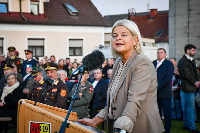 Verteidigungsministerin Klaudia Tanner lobte die Einsatzbereitschaft der Soldaten und Soldatinnen. | Foto: Jägerbataillon 19/Schabhüttl