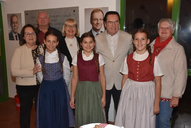 Bei der Premiere des Stücks „Kein schöner Land“ von Felix Mitterer gab es Standing Ovations, höchstes Lob und Gratulationen für die Regisseurin Heidi Gumpenberger. Die Theatergruppe St. Thomas setzt mit dieser Darbietung einen kulturellen Meilenstein.  | Foto: Zinterhof