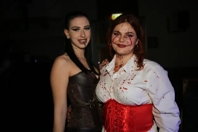 Juliane und Viktoria liesen sich nichts entgehen | Foto: Foto Fischer / Hager