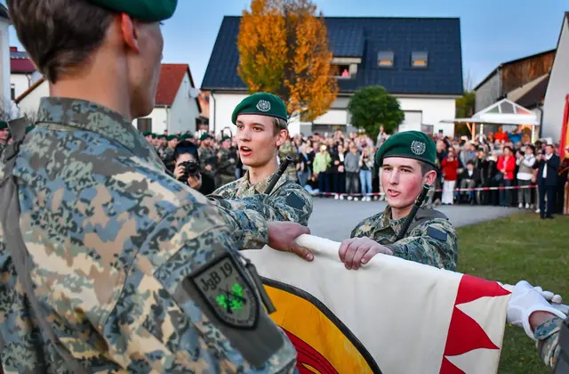 Die Angelobung der 336 Soldaten des in Güssing stationierten Jägerbataillons 19 fand auf dem Tobajer Kirchenplatz statt. | Foto: Jägerbataillon 19/Schabhüttl