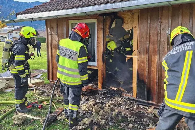 Um Glutnester auszuschließen, wurde Dämmmaterial entfernt. | Foto: FF Bad Goisern