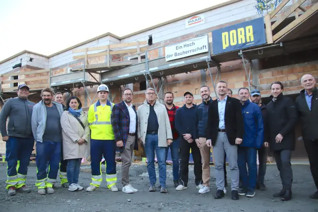 Vertreter von OSG, Gemeinde und Bauwirtschaft begingen gemeinsam die Gleichenfeier für die Wohnanlage in der Meierhofgasse. | Foto: Martin Wurglits