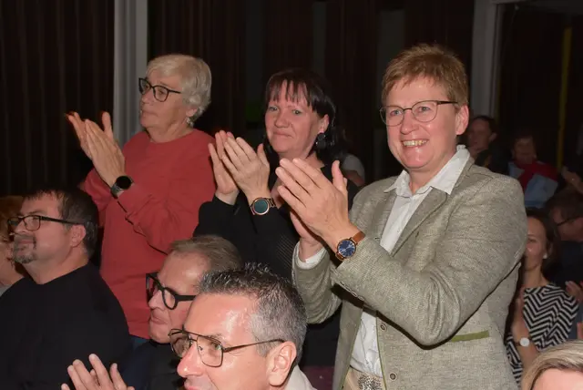 Bei der Premiere des Stücks „Kein schöner Land“ von Felix Mitterer gab es Standing Ovations, höchstes Lob und Gratulationen für die Regisseurin Heidi Gumpenberger. Die Theatergruppe St. Thomas setzt mit dieser Darbietung einen kulturellen Meilenstein.  | Foto: Zinterhof