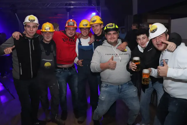 Jede Menge Verkleidungen, viel Spass und colle Musik.
Das war am Freitagabend beim Friedlwirt geboten. | Foto: Markus Bäumler/zema-medien.de