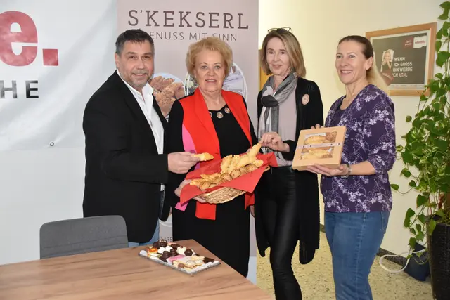 "s'Kekserl" erweiterte im Vorjahr seine Produktpalette auch auf "salzige Mehlspeisen": AMS Oberwart-Leiter Harald Braun, Volkshilfe-Präs. Verena Dunst, "Mamas Küche"-Projektleiterin Erika Gülli und AMS Oberwart-Stellvertretende Leiterin Marion Friedl | Foto: Michael Strini