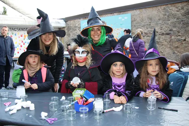 Auch bei den "Hexenbasteleien" herrschte reger Betrieb. Eltern und Kinder begaben sich auf eine unheimliche Reise durch den Zoo Salzburg.
