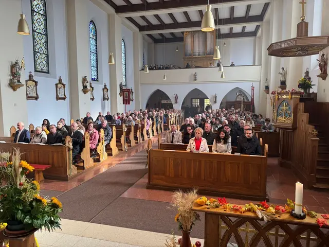 Am Gottesdienst nahmen auch zahlreiche Vertreter der politischen Gemeinden teil. | Foto: Pfarrverband