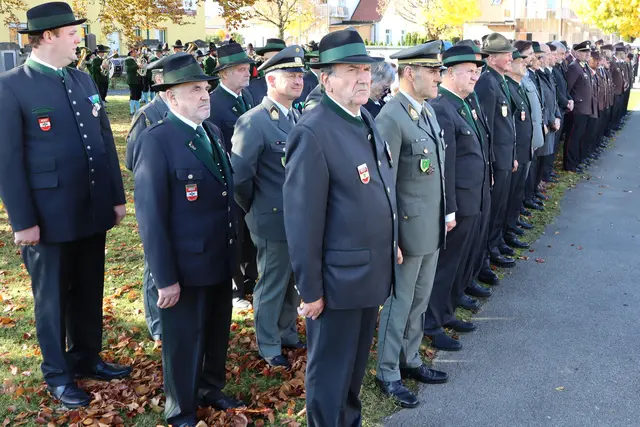ÖKB, Feuerwehren und Bundesheer vor dem Kriegerdenkmal | Foto: Gerhard Langmann