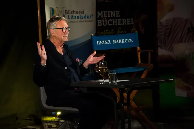 Heinz Marecek hatte viele Anekdoten aus der Film-, Fernseh- und Bühnenwelt mitgebracht. | Foto: Katrin Hochwarter