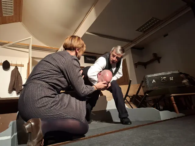 Bei der Premiere des Stücks „Kein schöner Land“ von Felix Mitterer gab es Standing Ovations, höchstes Lob und Gratulationen für die Regisseurin Heidi Gumpenberger. Die Theatergruppe St. Thomas setzt mit dieser Darbietung einen kulturellen Meilenstein.  | Foto: Zinterhof