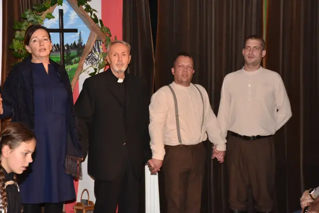 Bei der Premiere des Stücks „Kein schöner Land“ von Felix Mitterer gab es Standing Ovations, höchstes Lob und Gratulationen für die Regisseurin Heidi Gumpenberger. Die Theatergruppe St. Thomas setzt mit dieser Darbietung einen kulturellen Meilenstein.  | Foto: Zinterhof