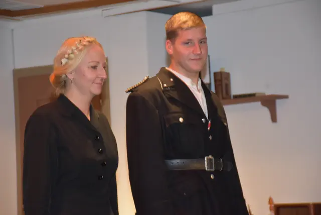 Bei der Premiere des Stücks „Kein schöner Land“ von Felix Mitterer gab es Standing Ovations, höchstes Lob und Gratulationen für die Regisseurin Heidi Gumpenberger. Die Theatergruppe St. Thomas setzt mit dieser Darbietung einen kulturellen Meilenstein.  | Foto: Zinterhof