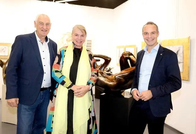 Wolfgang Montagnolli (MC Tirol), Patrizia Karg (Künstlerin) und Michael Zentner, Landesdirektor Tirol, UNIQA Österreich | Foto: MC Tirol