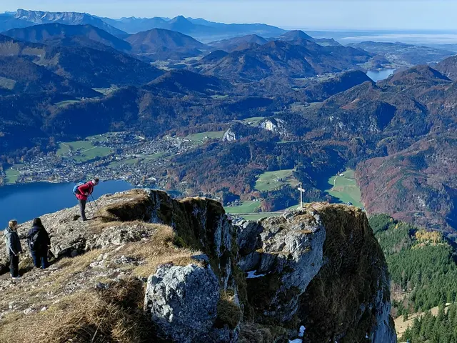 Rechts unten, das Gipfelkreuz  | Foto: H.Bachinger