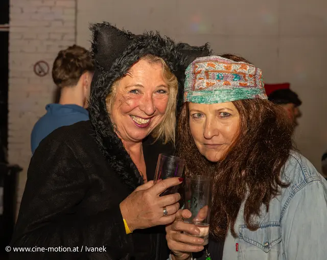 Stadträtin Angelika Frauenberger im Fledermaus-Kostüm (links). | Foto: www.cine-motion.at / Ivanek