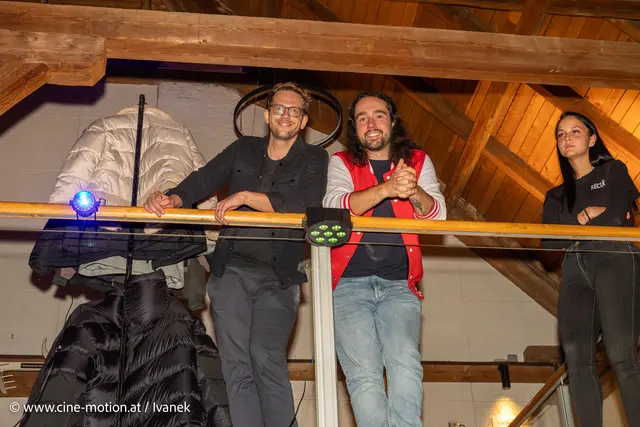 Marco Luksch und Bernhard Mollik beobachten das Treiben von oben (vlnr). | Foto: www.cine-motion.at / Ivanek