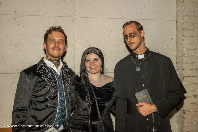 Graf Dracula, Morticia aus Addams Familie und schwarzer Priester mit echtem Weihwasser. | Foto: www.cine-motion.at / Ivanek
