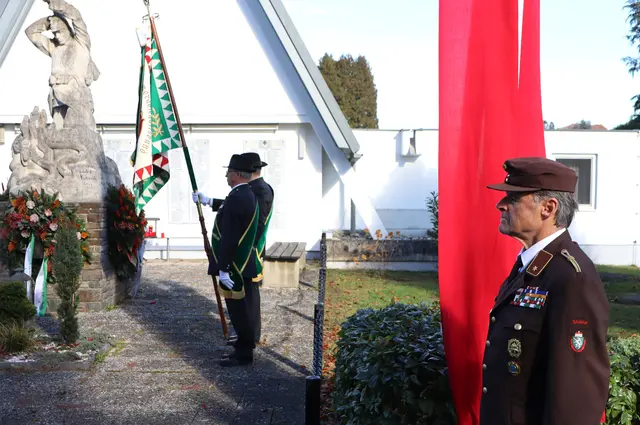 Kommandant Werner Gaich und die Fahnenabordnung des ÖKB beim Kriegerdenkmal | Foto: Gerhard Langmann