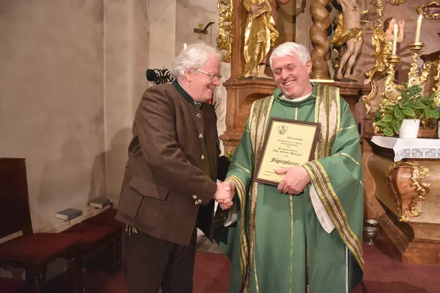 Hegeringleiter Karl Seyer ernannte Pfarrer Andreas Bühringer zum Jägerpfarrer. | Foto: Adelheid Kamin