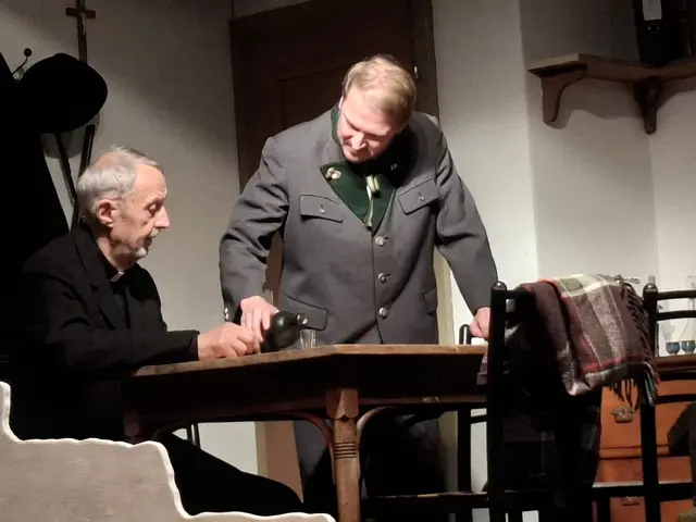 Bei der Premiere des Stücks „Kein schöner Land“ von Felix Mitterer gab es Standing Ovations, höchstes Lob und Gratulationen für die Regisseurin Heidi Gumpenberger. Die Theatergruppe St. Thomas setzt mit dieser Darbietung einen kulturellen Meilenstein.  | Foto: Zinterhof