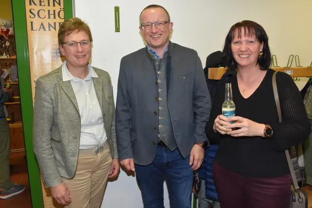 Premiere "Kein schöner Land". Rosemarie Ferstl, Werner Kreisl, Barbara Payreder.  | Foto: Zinterhof