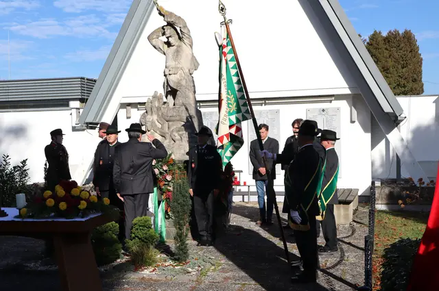 Ehrerbietung von Kameradschaftsbund, Feuerwehr und Marktgemeinde an die Gefallenen | Foto: Gerhard Langmann