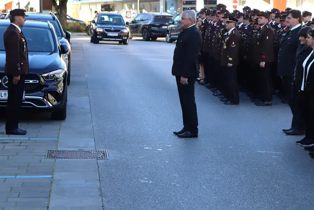 Kommandant Werner Gaich erstattung Bürgermeister Karl Bohnstingl die Einsatzbereitschaft des Korps | Foto: Gerhard Langmann