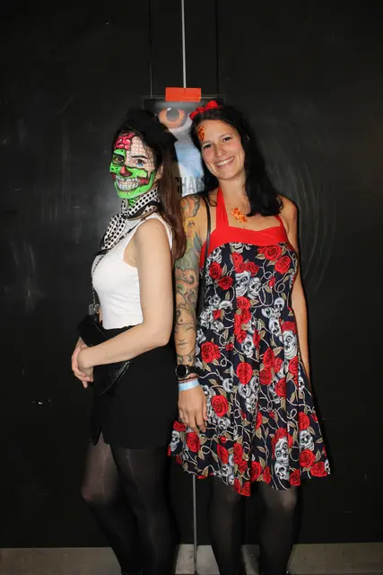 Mega geschminkt und gestylt das Duo Viktoria Häckl und Johanna Wied | Foto: Anna Seymann