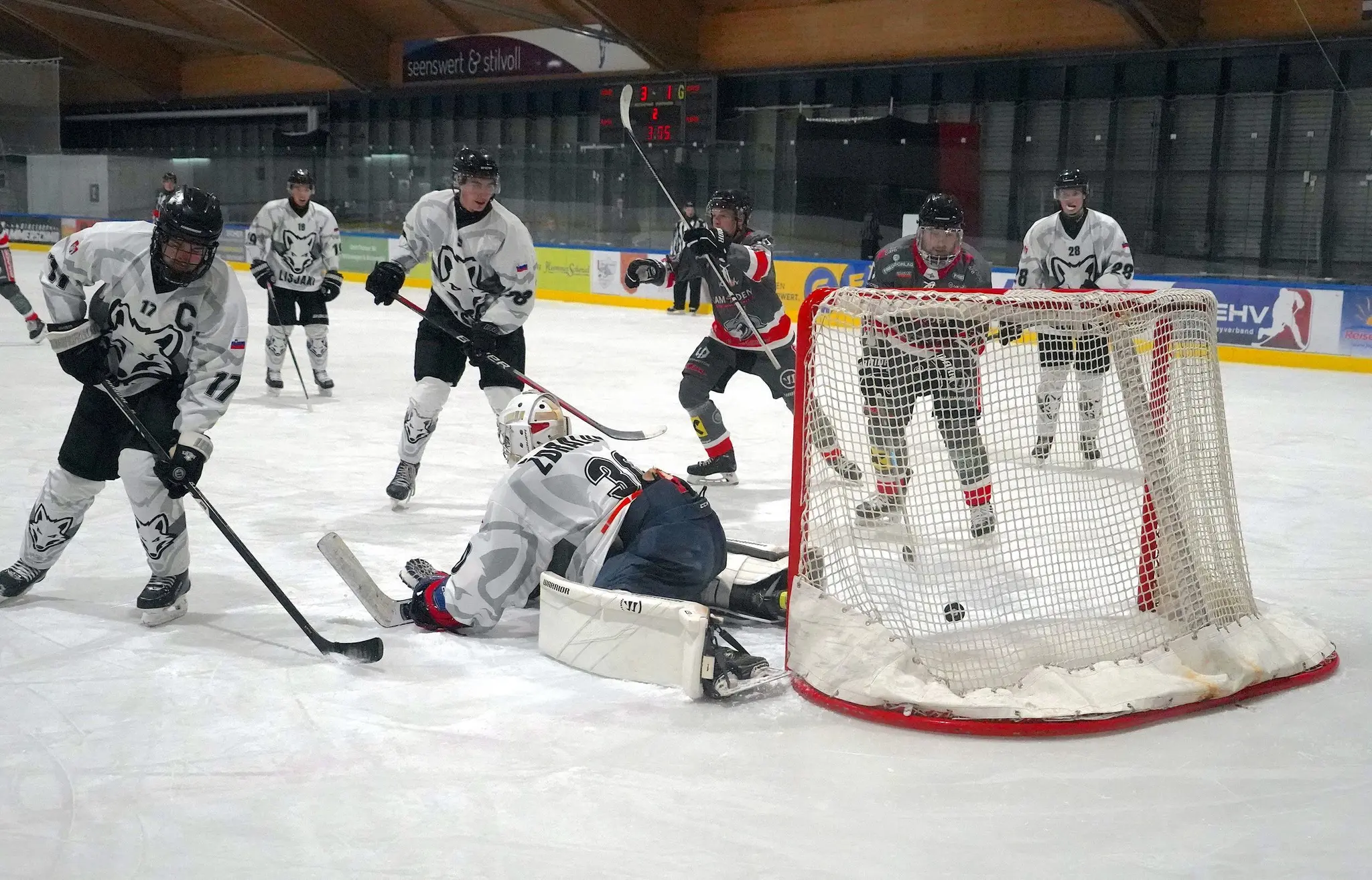 Eishockey Erfolgsserie Titelverteidigung hält an - Cam4Dent Sharks Gmunden ...