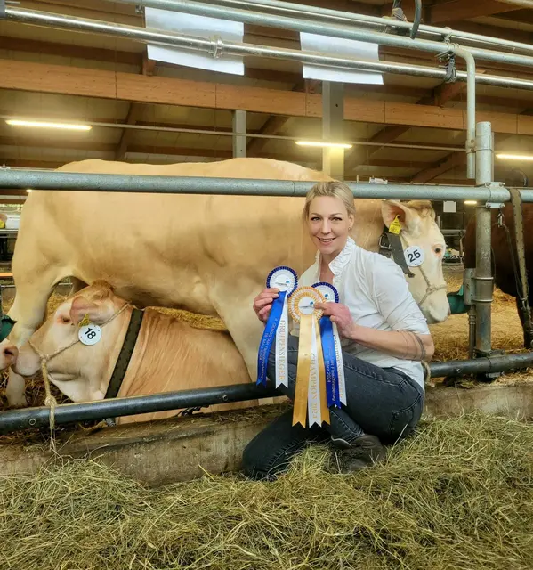 Ausgezeichnete Rinderzüchterin: Beatrix Schütz mit ihren beiden erfolgreichen Ausstellungstieren Hortensie (Standnr. 18) und Champion Helga (Standnr. 25).  | Foto: Schütz