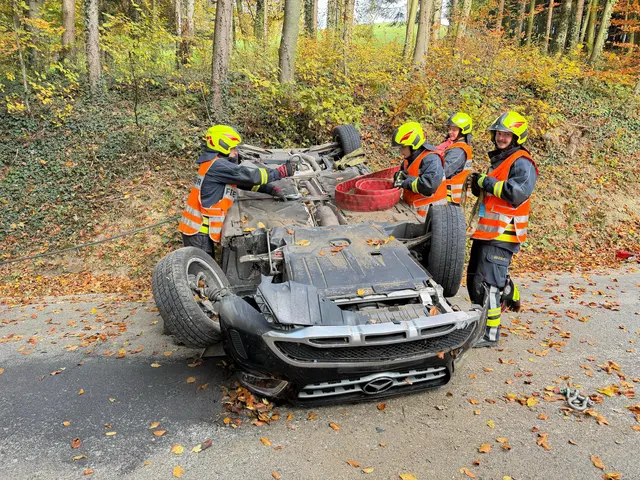 Die Bergung des überschlagenen Pkw mittels Seilwinde und Spezialgerät. | Foto: DOKU-NÖ