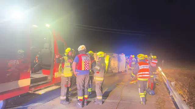 Enges Zusammenwirken von Feuerwehr und Rettungsdienst bei der Personenrettung. | Foto: DOKU-NÖ