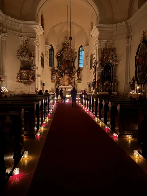 Tausende Kerzen tauchten die Kirche in Großstelzendorf in warmen Lichterglanz. | Foto: Alexandra Goll