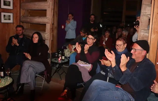Die Handwerksmühle war gefüllt und das Publikum genoss die atmosphärische Stimmung, die Lauermann durch seine Musik erzeugte.  | Foto: Tatschl
