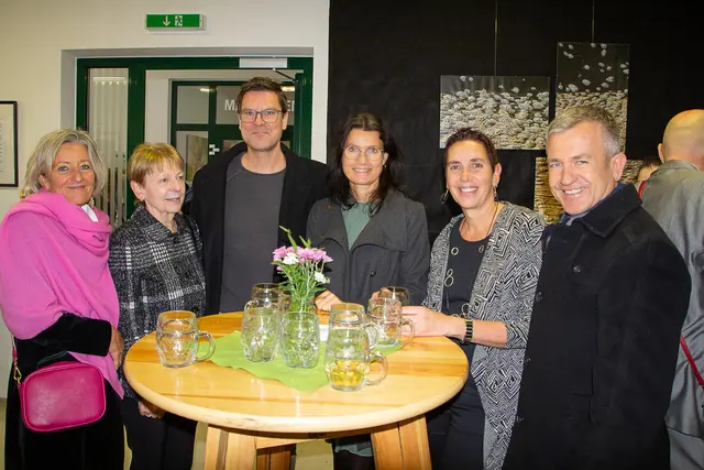 Volkschuldirektorin Gloria Götzenberger, Herta Ortner, Christian und Doris Ortner, Christine und Thomas Ferchhumer