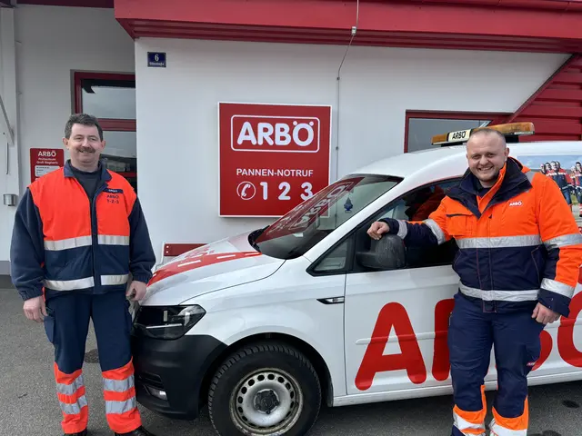Die beiden Techniker Heinz Groll (l.) und Edin Redzic vom ARBÖ Groß Siegharts | Foto: Daniel Schmidt