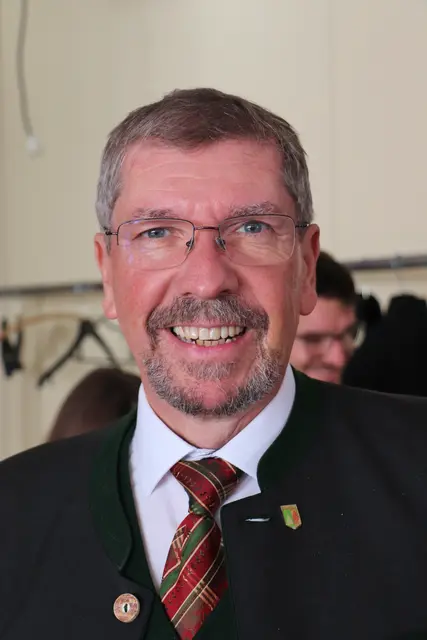 Neuerdings mit Bart: Bgm. Erich Gosch spielt bei den heurigen Passionsspielen den Kajaphas, da braucht es rechtzeitig einen Bart für die Rolle. | Foto: Edith Ertl