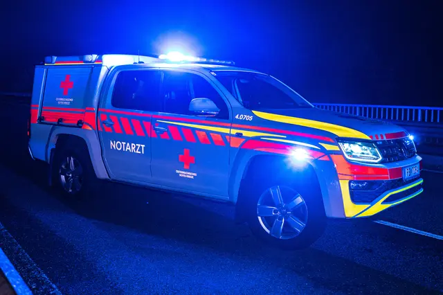 Ein 46-Jähriger aus dem Bezirk Gmunden lag auf dem Grünstreifen und wurde durch das Rote Kreuz und den Notarzt erstversorgt.  | Foto:  TEAM FOTOKERSCHI.AT / BRANDSTÄTTER