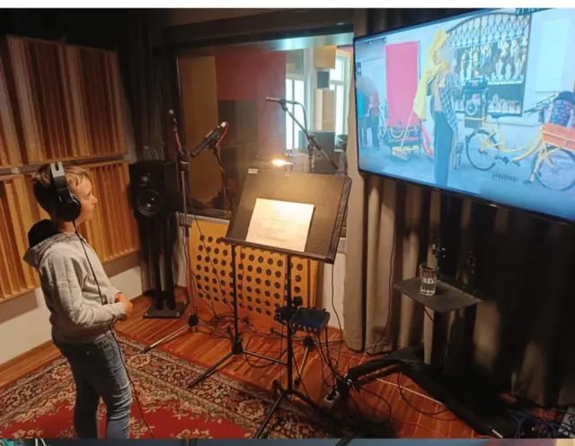 Julian in einem Studio in Wien: Für den Kinofilm "Vier minus Drei" durfte er und sein Papa ein paar Nebenrollen synchronisieren.  | Foto: Willingshofer