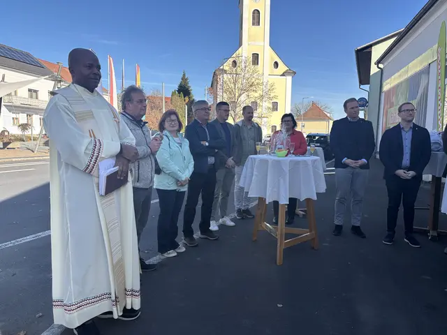 Pfarrer Remigius Okafor zelebrierte die Segnung zur Geschäftsübergabe in Mogersdorf.  | Foto: Elisabeth Kloiber