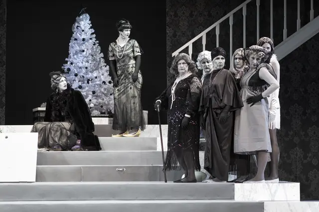 Elegantes Verwirrspiel in Schwarz-Weiß: Das 8-köpfige Damenensemble überzeugt in der Kriminalkomödie „Die 8 Frauen" im Theater Rum. | Foto: Sarah Prenn