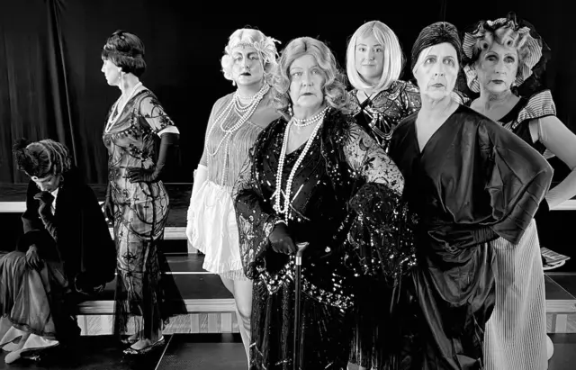 Elegantes Verwirrspiel in Schwarz-Weiß: Das 8-köpfige Damenensemble überzeugt in der Kriminalkomödie „Die 8 Frauen" im Theater Rum. | Foto: THEATER.RUM