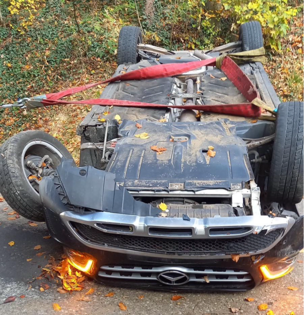 Die Bergung des überschlagenen Pkw mittels Seilwinde und Spezialgerät. | Foto: DOKU-NÖ