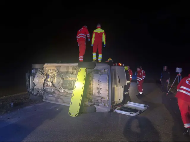 Der verunfallte Klein-LKW liegt seitlich auf der Hochrießerstraße. | Foto: DOKU-NÖ