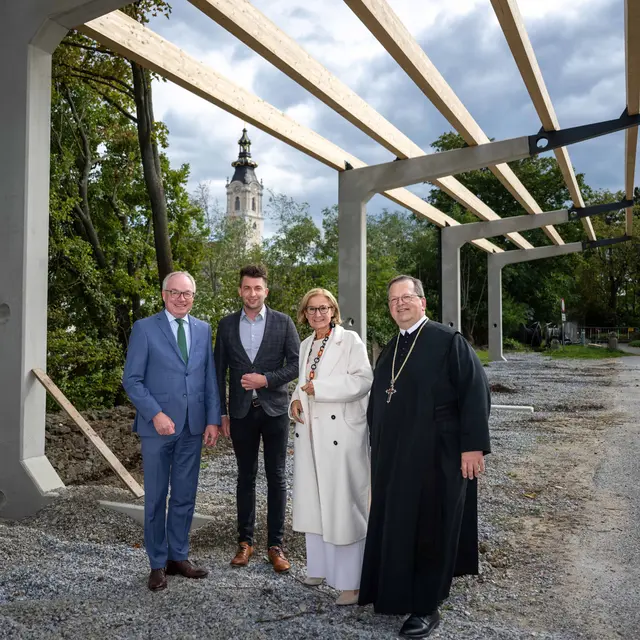LH-Stellvertreter Stephan Pernkopf, Florian Stadler (Energiebeauftragter Stift Altenburg), Landeshauptfrau Johanna Mikl-Leitner und Abt Thomas Renner. | Foto: NLK Pfeffer