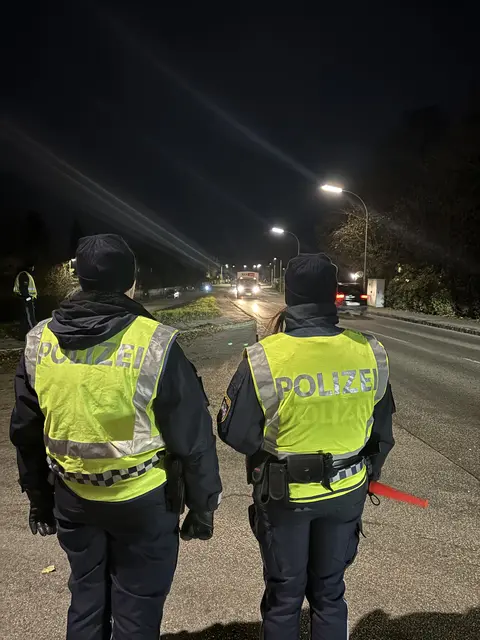 Verkehrsbeamte im Einsatz zur Erhöhung der Sicherheit auf Straßen. | Foto: Martina Schweller